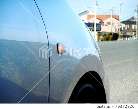 自動車のフェンダーに付いているウィンカー(点灯) 79372826