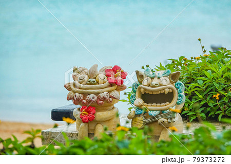 沖縄・小浜島のビーチを背景にしたシーサー 沖縄・小浜島のビーチを背景にしたシーサー 79373272