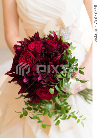 ウェディング 赤いバラのクラッチブーケの写真素材