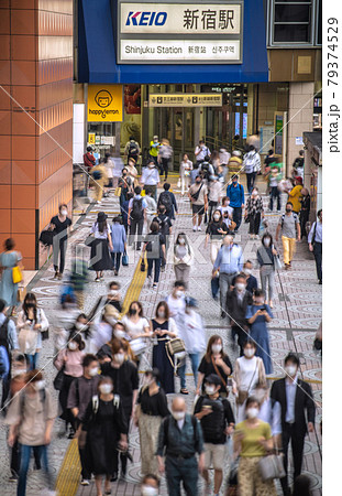 日本の東京都市景観 7月…変異株感染爆発…東京593人と脅威の数字。新宿駅前には多くの人出=6日 日本の東京都市景観 7月…変異株感染爆発…東京593人と脅威の数字。新宿駅前には多くの人出=6日 79374529