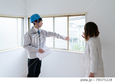 住宅リフォーム打ち合わせ　ビジネスマンと施主 79375228