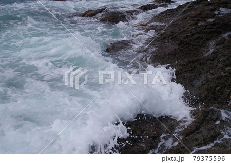 日本海の荒波　凝灰岩に弾ける波　丹後半島 79375596
