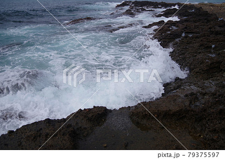 日本海の荒波　凝灰岩に弾ける波　丹後半島 79375597