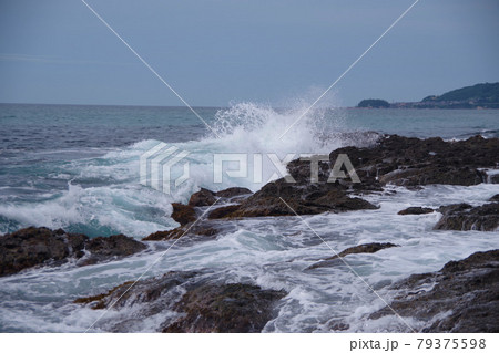 日本海の荒波　凝灰岩に弾ける波　丹後半島 79375598