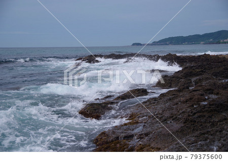 日本海の荒波 凝灰岩に弾ける波 丹後半島 日本海の荒波 凝灰岩に弾ける波 丹後半島 79375600