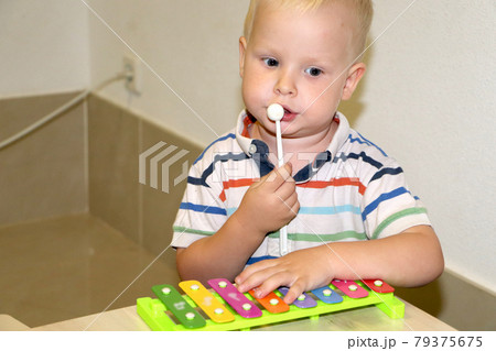 The educator deals with the child in the kindergarten. Creativity and development of the child The educator deals with the child in the kindergarten. Creativity and development of the child 79375675