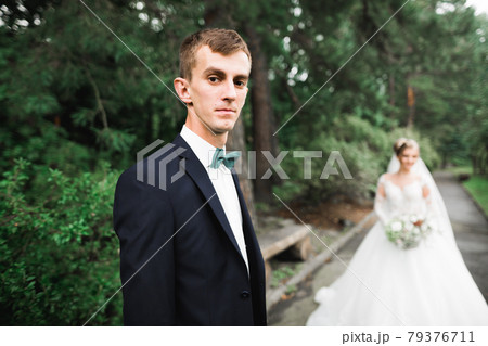 Close up of a nice young wedding couple 79376711