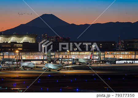 【羽田空港 第1ターミナル 夕景の富士山と飛行機】 【羽田空港 第1ターミナル 夕景の富士山と飛行機】 79377350