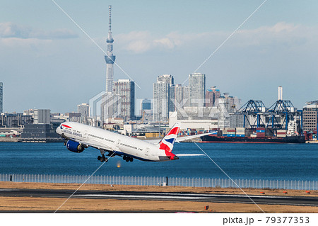 羽田空港第2ターミナルを離陸したブリティッシュエアウェイズ機と東京スカイツリー の写真素材