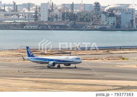 【羽田空港第一ターミナル　ANA機着陸】 79377363