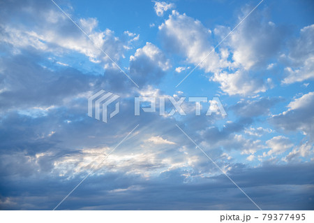 雲の多い日の青空 79377495
