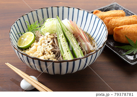 冷したぬきそばといなり寿司 79378781