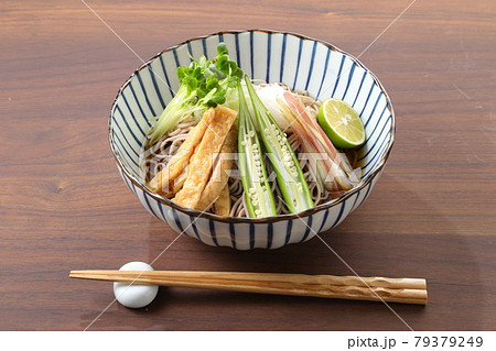 食卓の冷しきつねそば 79379249