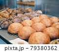 美味しそうに陳列されたパン 79380362