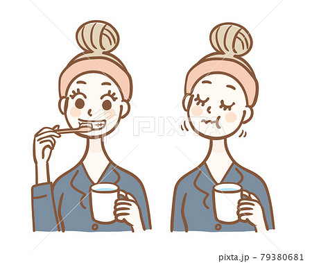 歯磨きとうがいをする若い女性_パジャマ 歯磨きとうがいをする若い女性_パジャマ 79380681
