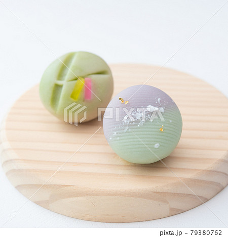 木の皿に乗った七夕の和菓子 天の川 笹の葉 短冊 上生菓子 木の皿に乗った七夕の和菓子 天の川 笹の葉 短冊 上生菓子 79380762