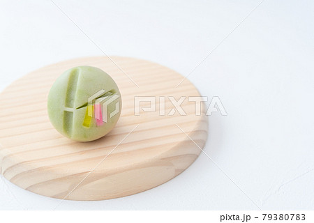 木の皿に乗った七夕の和菓子 笹の葉 短冊 上生菓子 木の皿に乗った七夕の和菓子 笹の葉 短冊 上生菓子 79380783