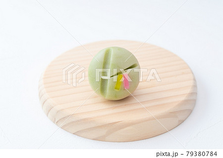 木の皿に乗った七夕の和菓子 笹の葉 短冊 上生菓子 木の皿に乗った七夕の和菓子 笹の葉 短冊 上生菓子 79380784