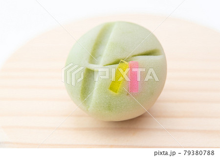 木の皿に乗った七夕の和菓子　笹の葉　短冊　上生菓子 79380788