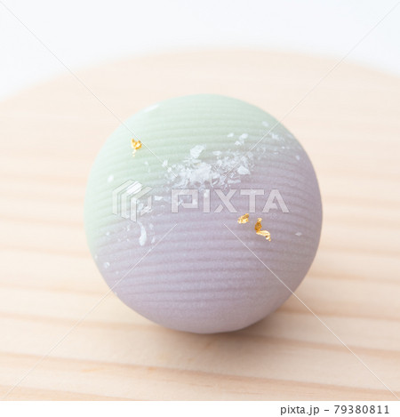 木の皿に乗った七夕の和菓子 天の川 上生菓子 木の皿に乗った七夕の和菓子 天の川 上生菓子 79380811