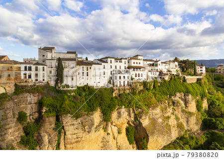 アンダルシアの断崖絶壁の街、ロンダ 79380820