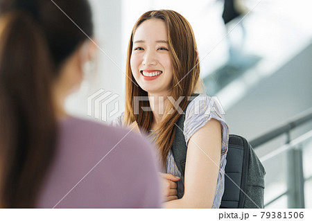 楽しく会話する女子学生 79381506