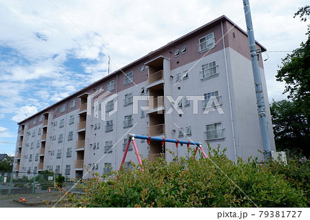 郊外の団地 79381727