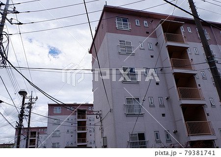 郊外の団地 郊外の団地 79381741