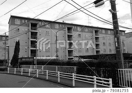 郊外の団地 郊外の団地 79381755