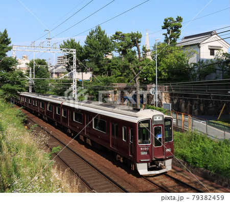 夙川駅付近の住宅地を走る阪急電車 夙川駅付近の住宅地を走る阪急電車 79382459