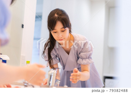 家で洗顔をする若い女性 79382488