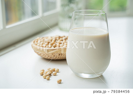 豆乳と大豆のイメージ 豆乳と大豆のイメージ 79384456
