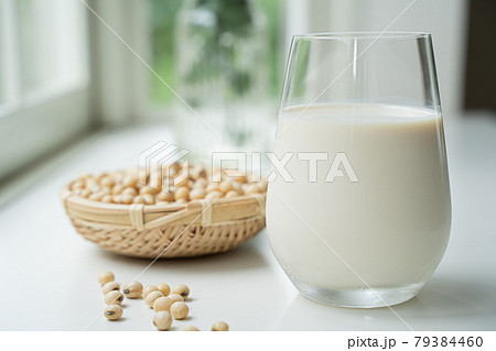 豆乳と大豆のイメージ 79384460
