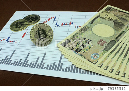 仮想通貨 ビットコイン 投資などに関する記事のサムネイルに ビットコインと一万円札の写真素材