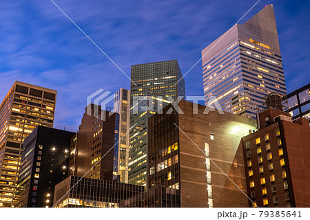 《ニューヨーク》マンハッタン・ミッドタウン夜の街並み 79385641