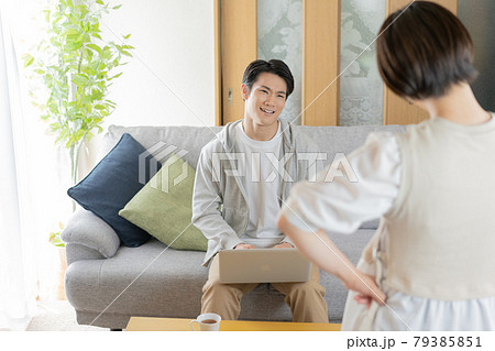 自宅のリビングで妻に叱られる夫 79385851