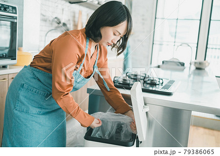 ゴミの日の朝 ゴミの日の朝 79386065