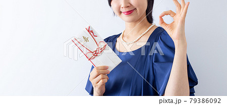 結婚式・パーティー・ゲスト・ドレス・白背景 79386092