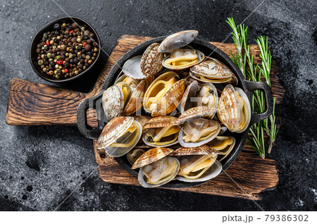 Cooked Clams vongole in a pan. Black background. Top view Cooked Clams vongole in a pan. Black background. Top view 79386302
