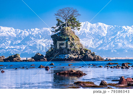 《富山県》冬の雨晴海岸・富山一の景勝地 79386343