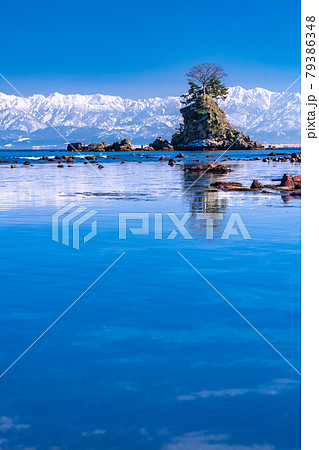 《富山県》冬の雨晴海岸・富山一の景勝地 《富山県》冬の雨晴海岸・富山一の景勝地 79386348