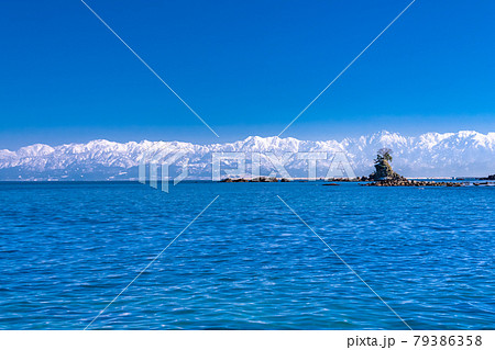 《富山県》冬の雨晴海岸・富山一の景勝地 《富山県》冬の雨晴海岸・富山一の景勝地 79386358