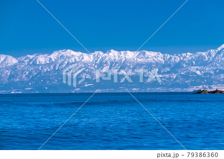 《富山県》冬の雨晴海岸・富山一の景勝地 79386360