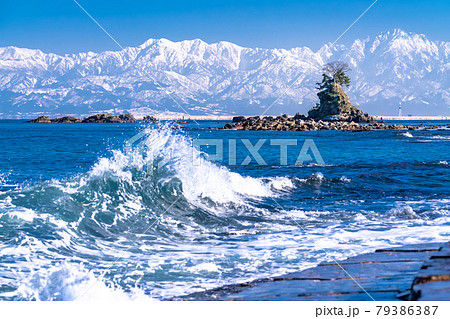 《富山県》冬の雨晴海岸・富山一の景勝地 《富山県》冬の雨晴海岸・富山一の景勝地 79386387