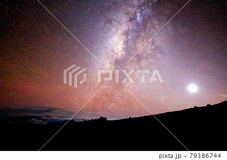 Hawaii ハワイ島 マウナ・ケア山の天の川と月の絶景 Hawaii ハワイ島 マウナ・ケア山の天の川と月の絶景 79386744