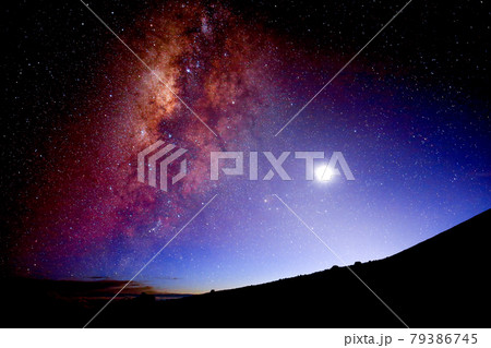 Hawaii　ハワイ島　マウナ・ケア山の天の川と月の絶景 79386745