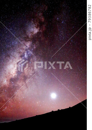 ハワイ島 マウナ・ケア山 天の川 月 ハワイ島 マウナ・ケア山 天の川 月 79386782