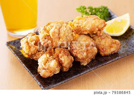 鶏の唐揚げ　唐揚げ　からあげ　おうち時間　おうちごはん　家呑み　ビール 79386845