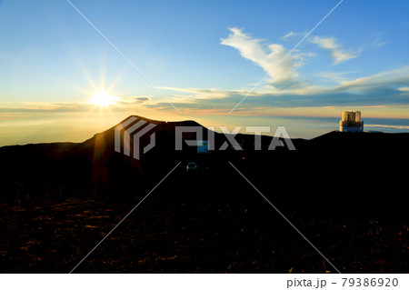 Hawaii ハワイ島マウナ・ケア山 山頂の天文台 夕景 Hawaii ハワイ島マウナ・ケア山 山頂の天文台 夕景 79386920