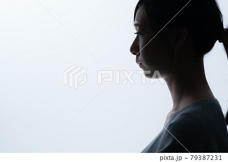 女性 20代 シルエット 横顔 女性 20代 シルエット 横顔 79387231